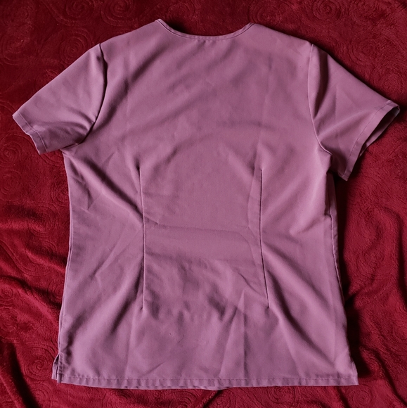 CLEAN, USED Figs - M - Mauve Three-Pocket Casma Scrub Top - GENTLY USED - Picture 4 of 5